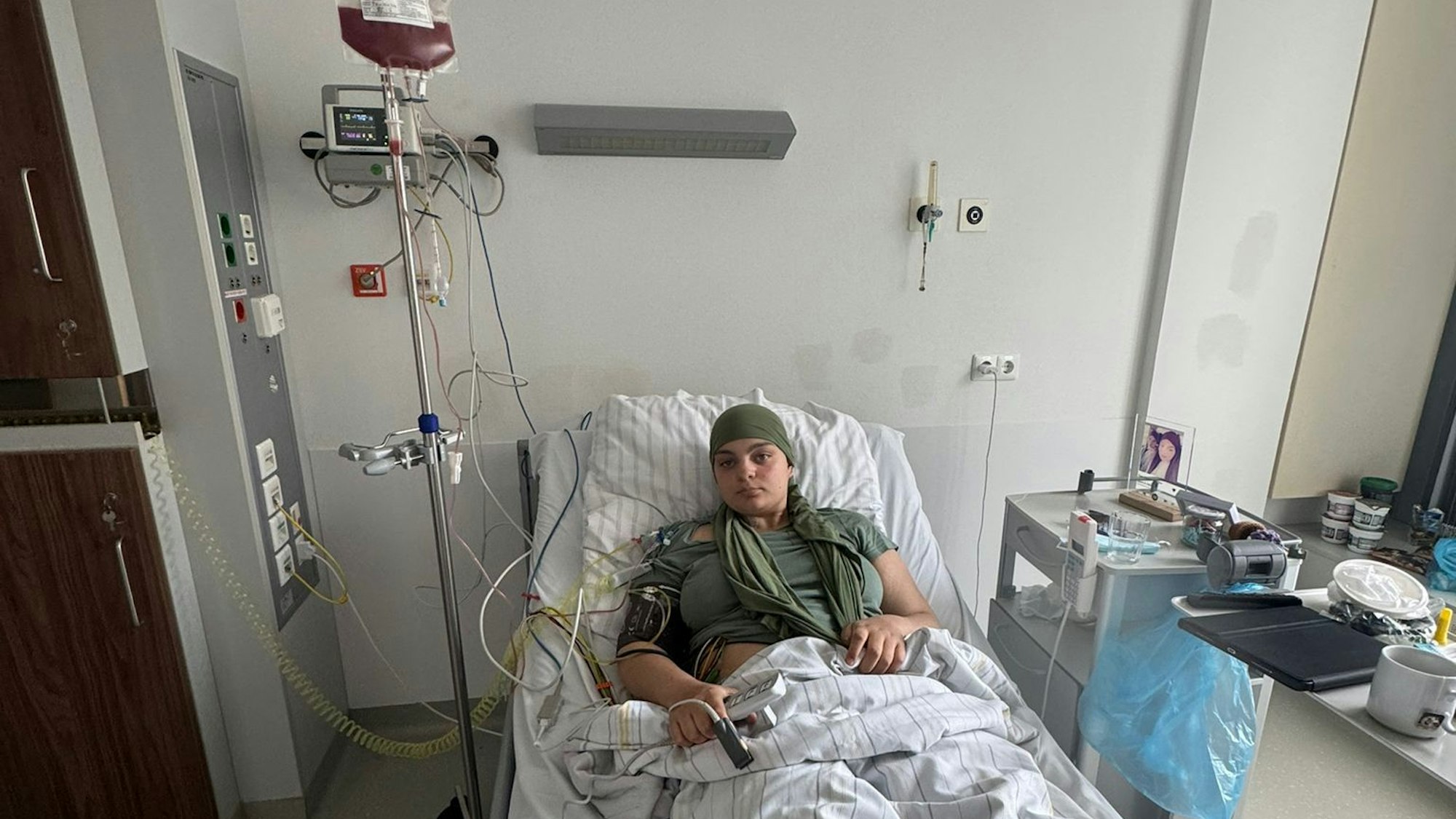 Jasmin Vela während der Infusion, in der die Stammzellen ihrer Schwester enthalten sind.