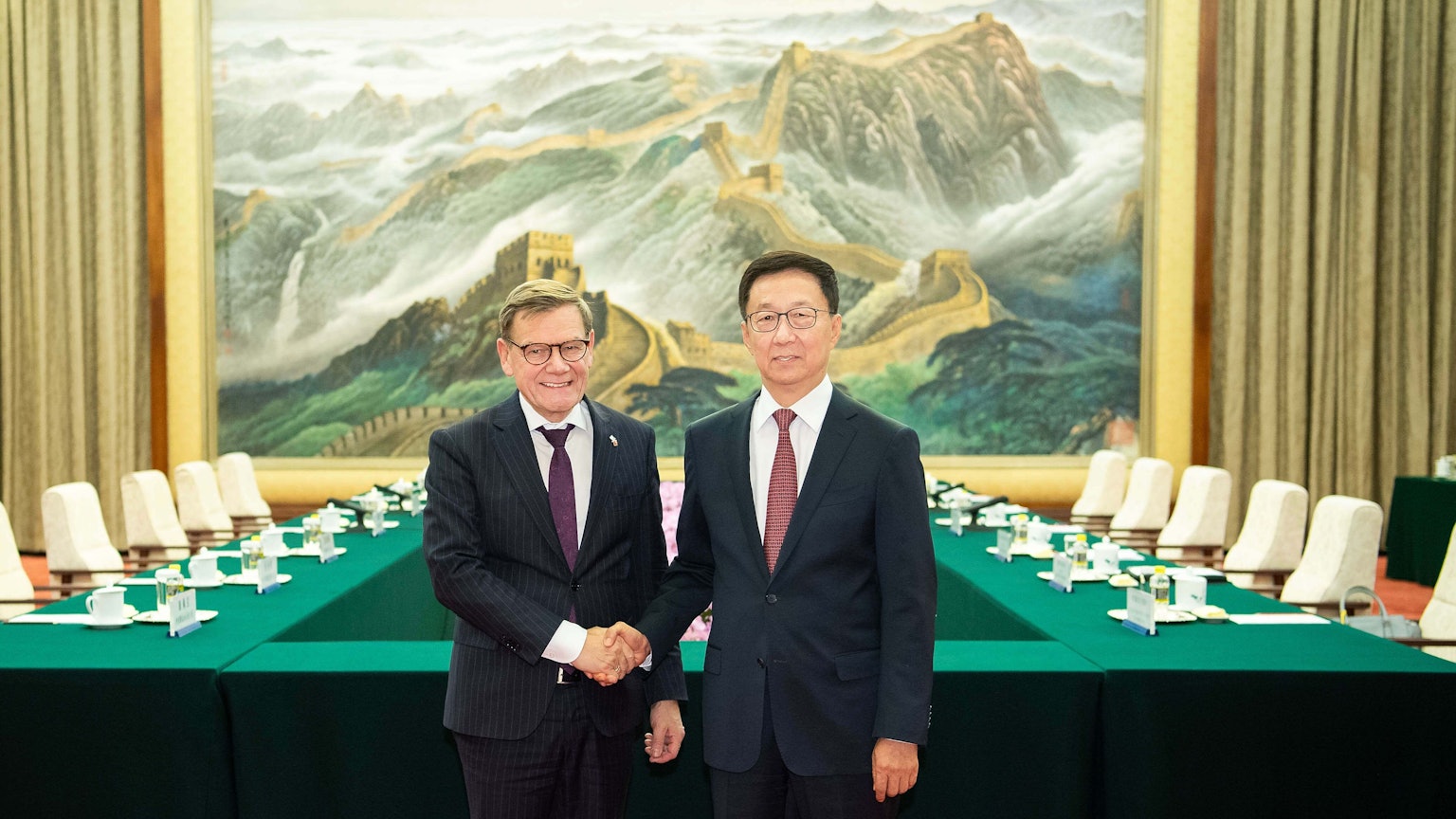 Auf diesem von der Nachrichtenagentur Xinhua veröffentlichten Foto trifft der chinesische Vizepräsident Han Zheng (r) den deutschen Außenminister Johann Wadephul in Peking.