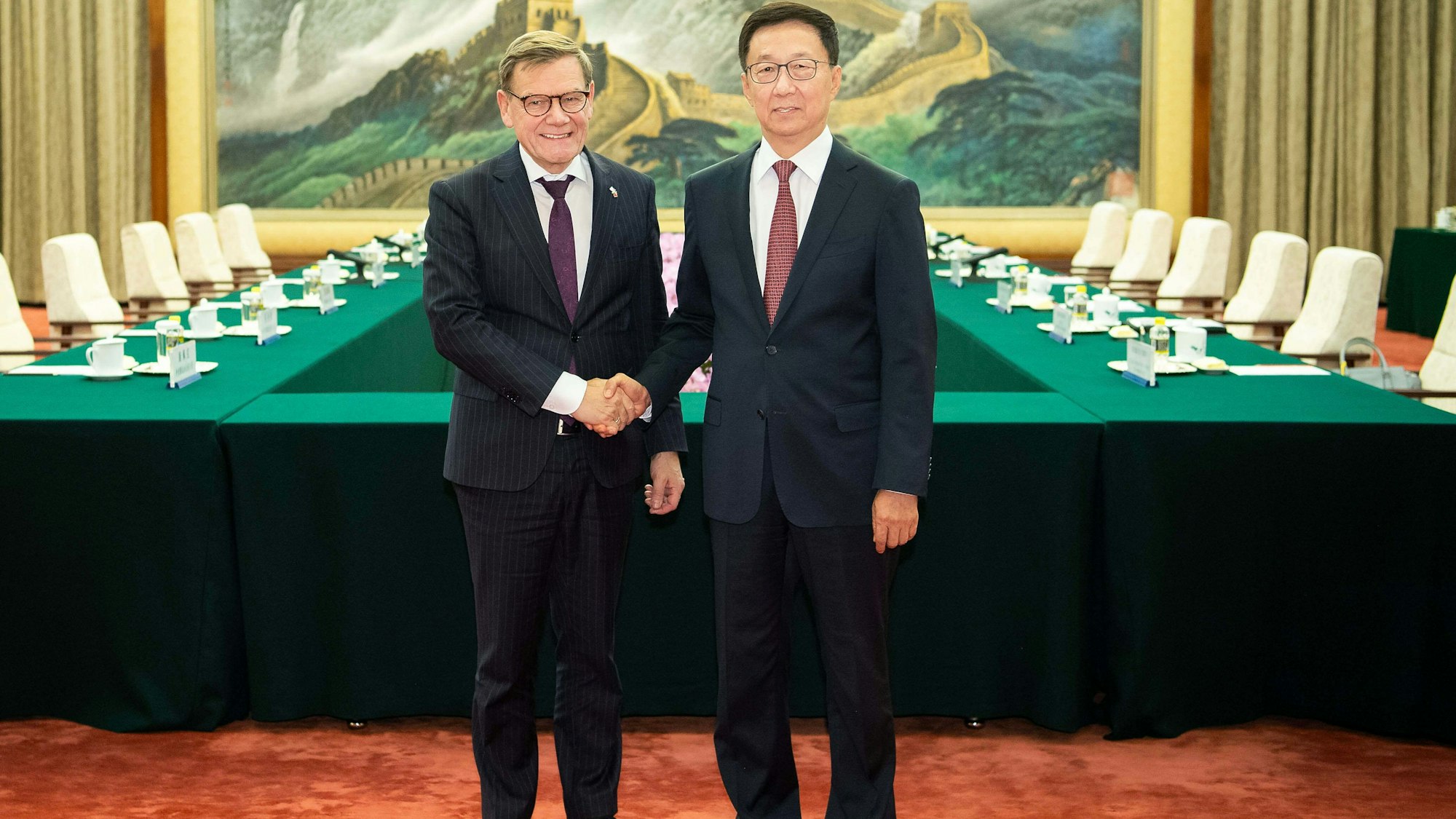Auf diesem von der Nachrichtenagentur Xinhua veröffentlichten Foto trifft der chinesische Vizepräsident Han Zheng (r) den deutschen Außenminister Johann Wadephul in Peking.