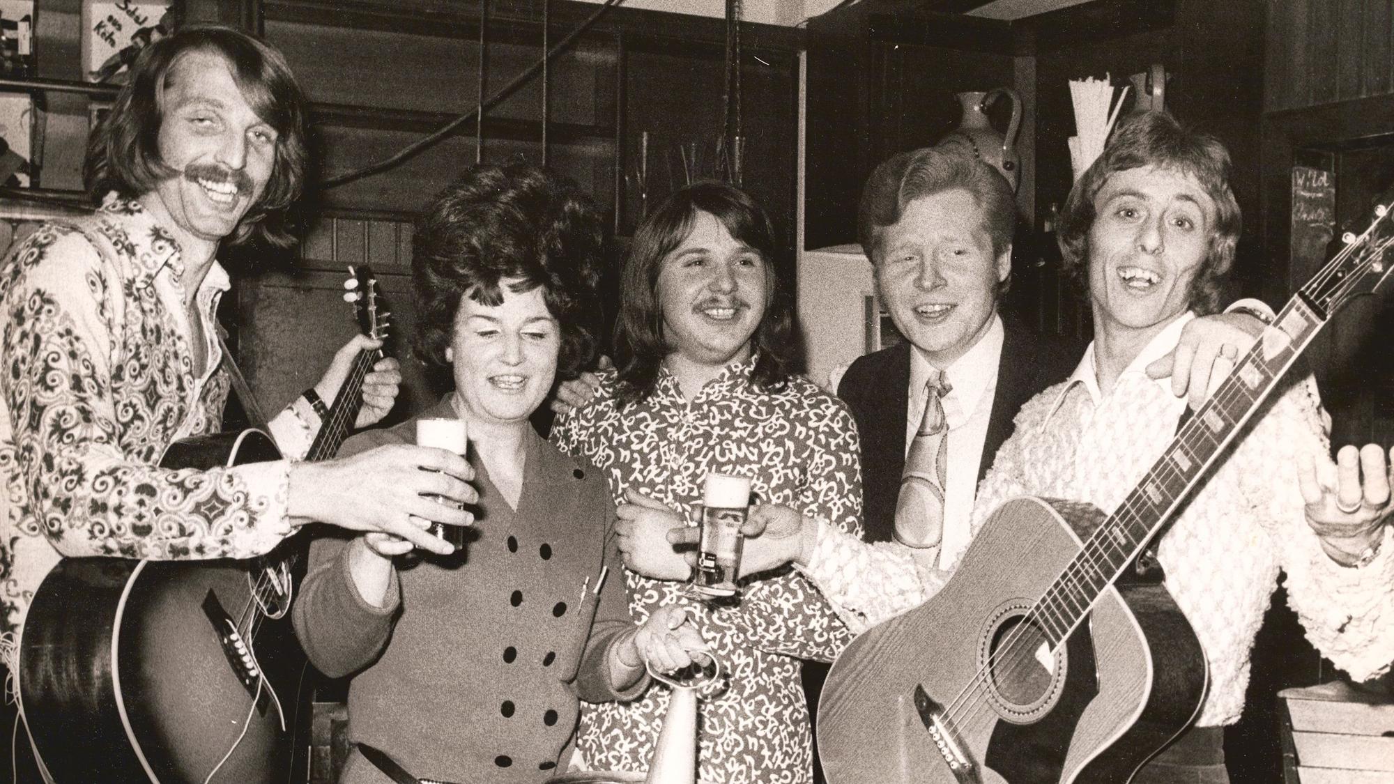 Der Mann im Hintergrund: Hans Knipp (2.v.r) mit den Bläck Fööss und Marie-Luise Nikuta