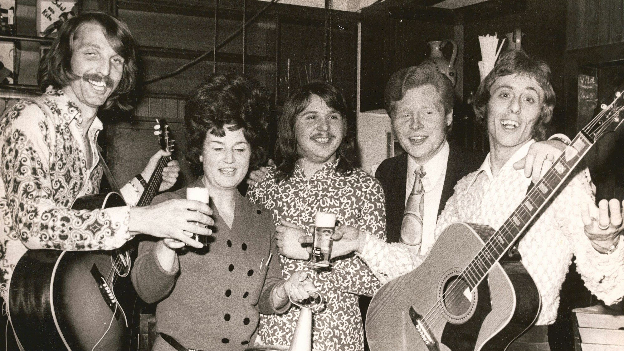 Der Mann im Hintergrund: Hans Knipp (2.v.r) mit den Bläck Fööss und Marie-Luise Nikuta