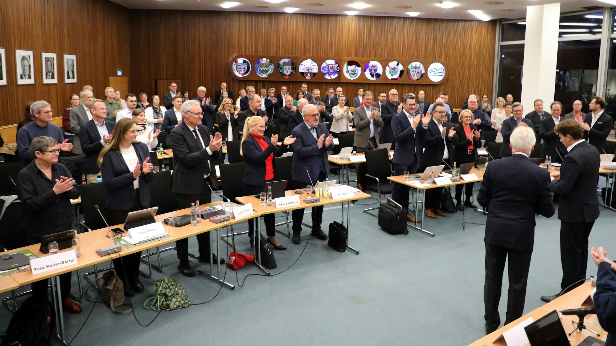 Der neue Kreistag des Rheinisch-Bergischen Kreises bei der konstituierenden Sitzung im Kreishaus Am Rübezahlwald.