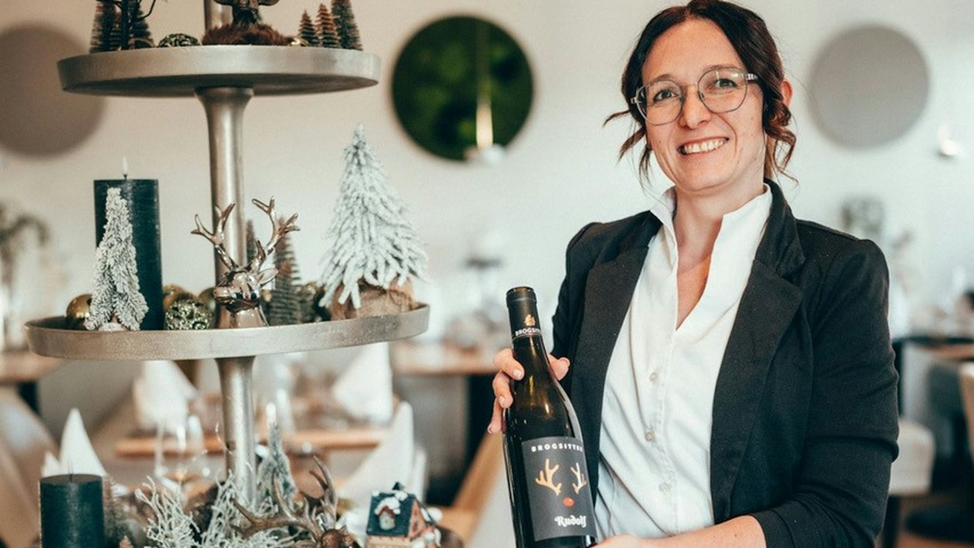 Vier-Gänge-Menü im Hotel Weidenbrück: Mitarbeiterin Kristina Brüßel kennt den passenden Wein.