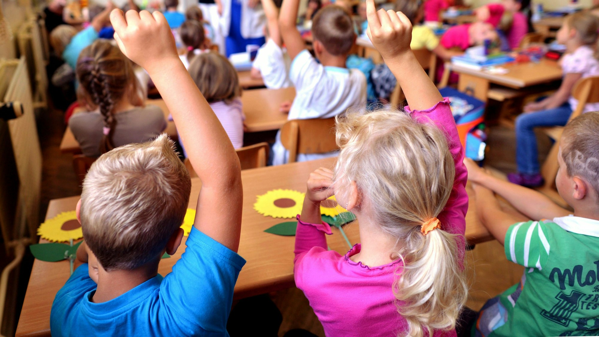 Kinder sitzen in einem überfüllten Klassenraum