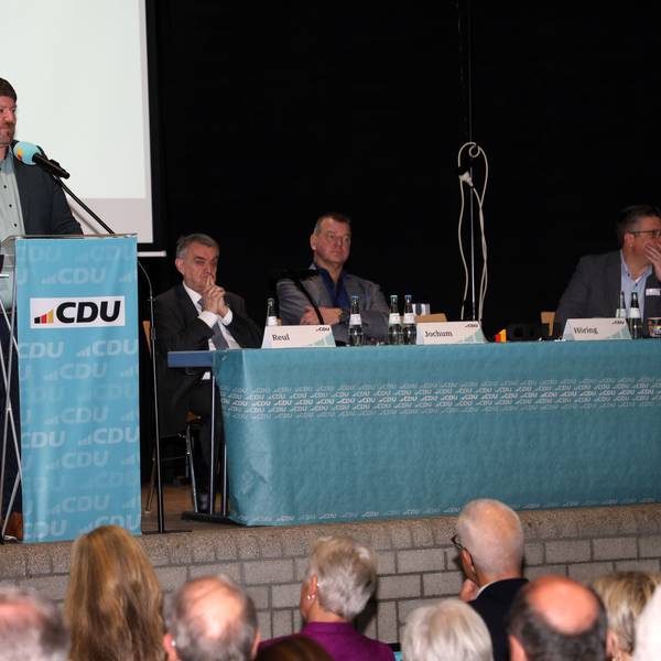 Maurice Winter spricht bei seiner Bewerbung als neuer Kreisparteichef der CDU Rhein-Berg zu den Mitgliedern beim Kreisparteitag der CDU am 6. Dezember 2025 in Odenthal.