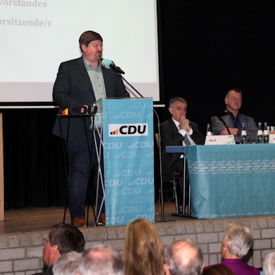 Maurice Winter spricht bei seiner Bewerbung als neuer Kreisparteichef der CDU Rhein-Berg zu den Mitgliedern beim Kreisparteitag der CDU am 6. Dezember 2025 in Odenthal.