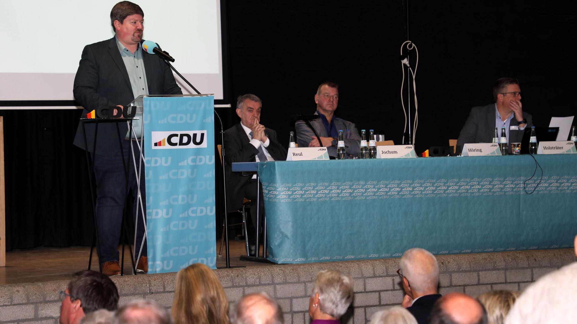 Maurice Winter spricht bei seiner Bewerbung als neuer Kreisparteichef der CDU Rhein-Berg zu den Mitgliedern beim Kreisparteitag der CDU am 6. Dezember 2025 in Odenthal.