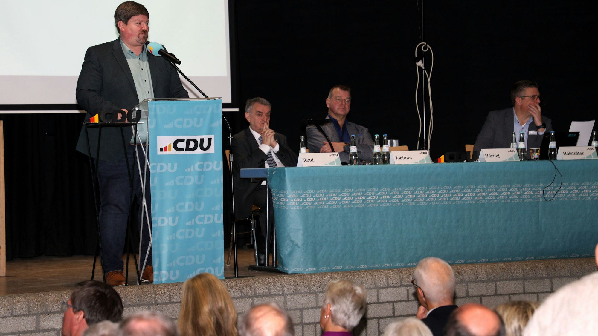 Maurice Winter spricht bei seiner Bewerbung als neuer Kreisparteichef der CDU Rhein-Berg zu den Mitgliedern beim Kreisparteitag der CDU am 6. Dezember 2025 in Odenthal.