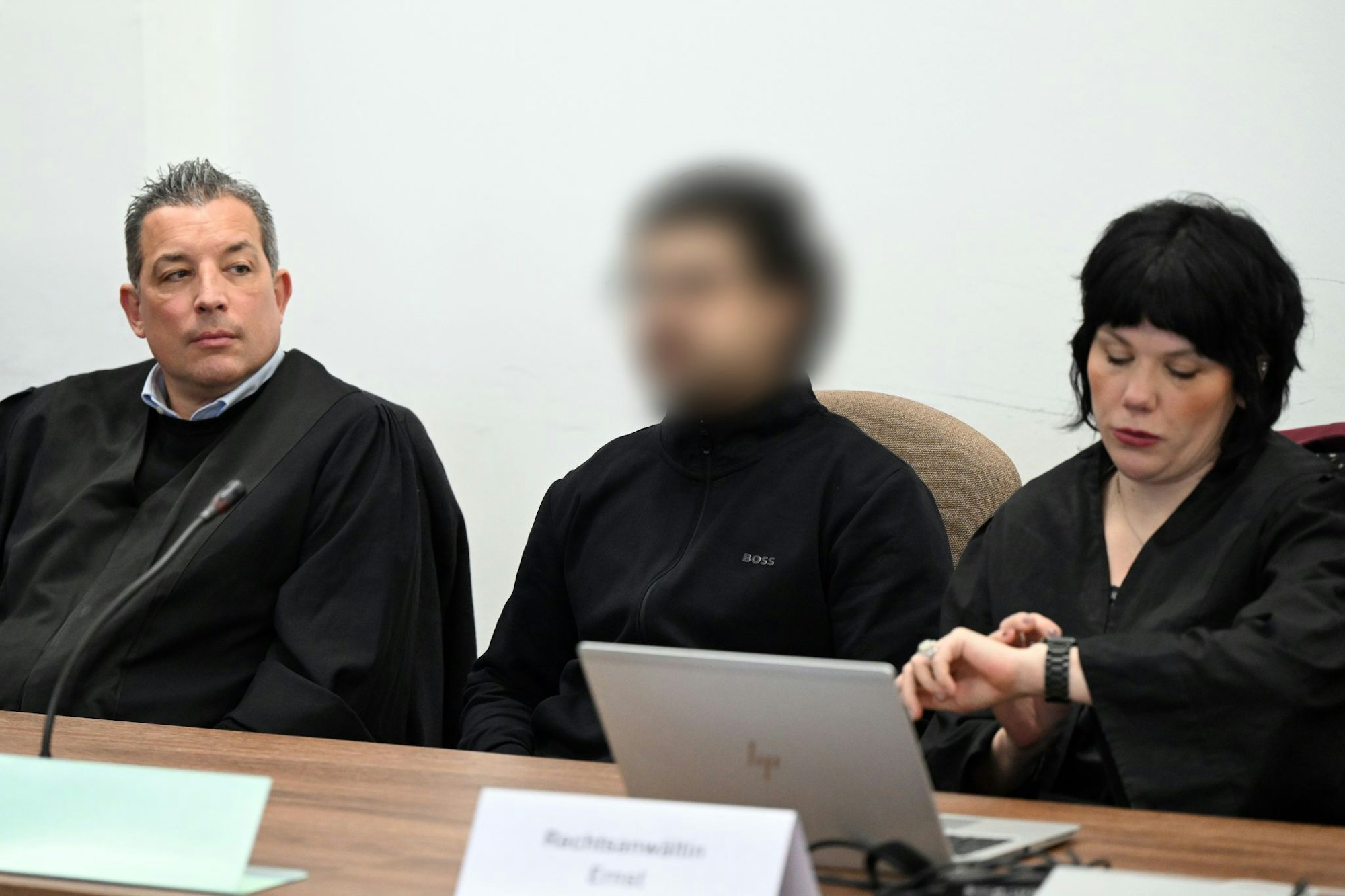 Der Angeklagte soll unter anderem Folterungen und Explosionen in Auftrag gegeben haben.