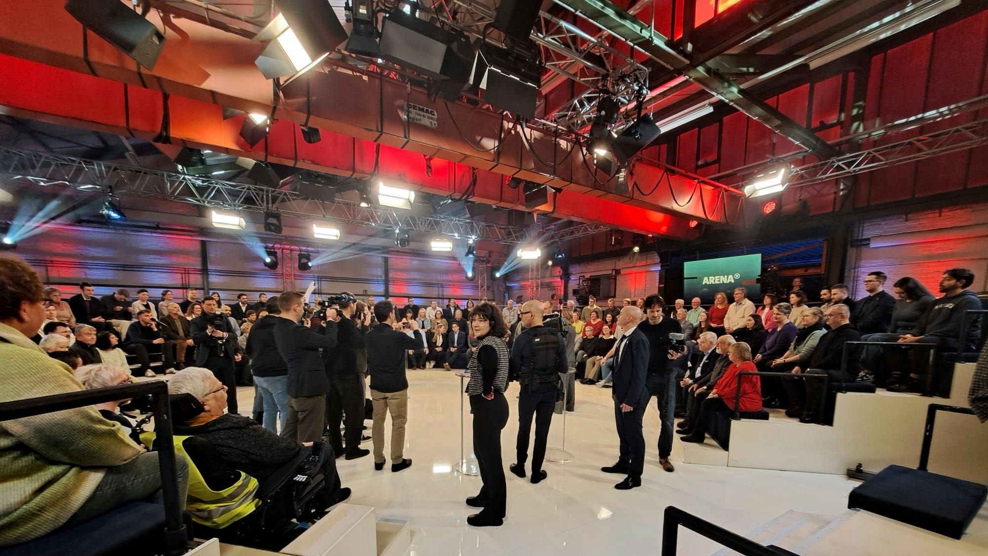 Vor der Sendung, das Publikum hat Platz genommen.
