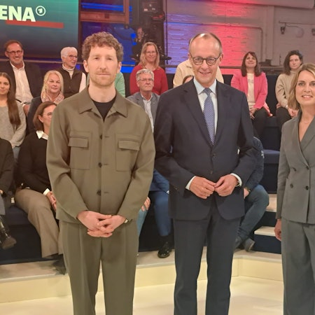 Vor der Sendung, das Publikum sitzt. Und Friedrich Merz posiert mit Moderator Louis Klamroth (l.) und Jessy Wellmer.