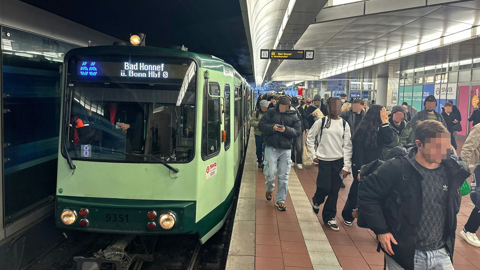 Vom Siegburger Bahnhof aus fährt die Linie 66 nach Bonn durch das Stadtgebiet von Sankt Augustin.