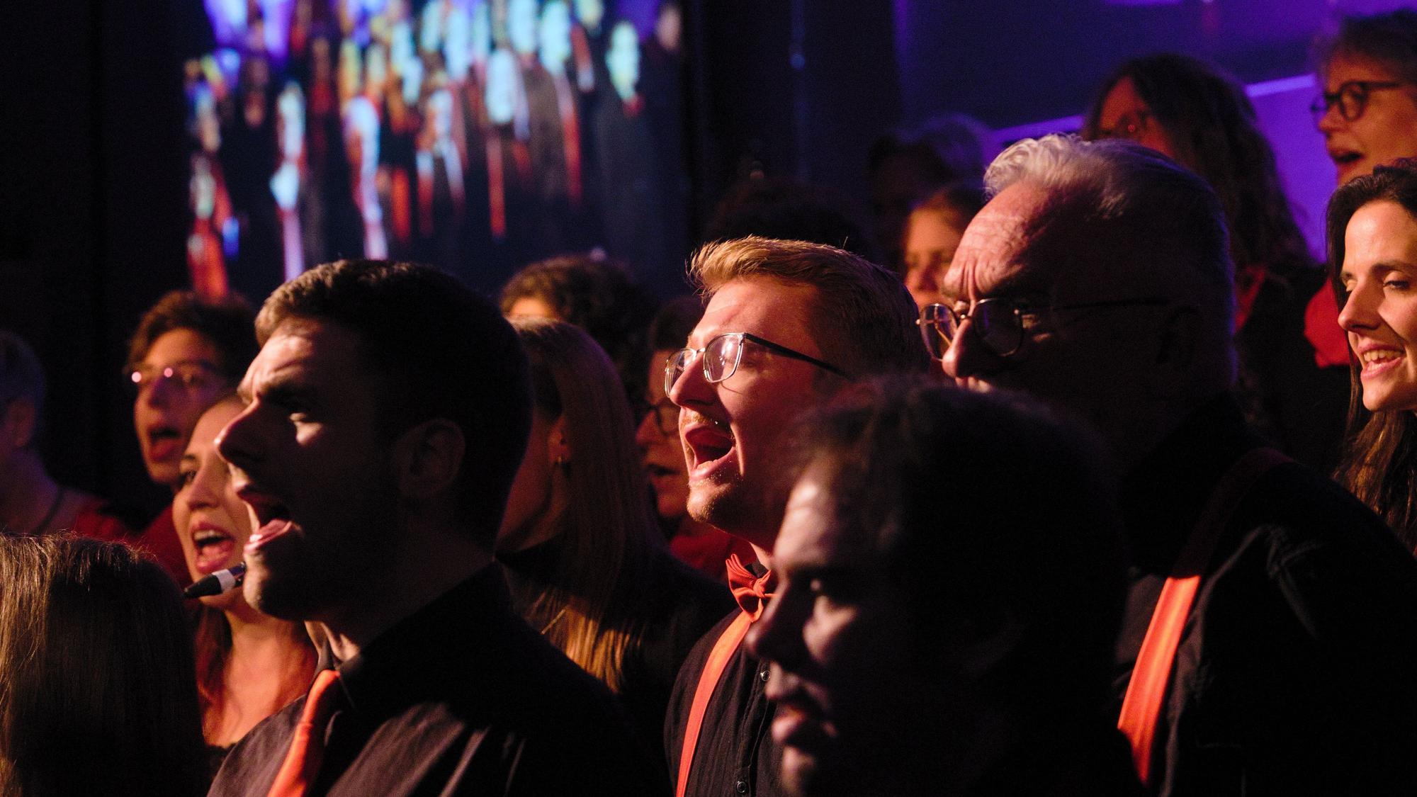 Hingebungsvoll: Der Gospelchor Gummersbach präsentierte bei zwei Konzerten im Rahmen des Weihnachtsmarkts das Programm „Best of 35 Years“, also die schönsten Songs, die der Chor unter der Leitung der scheidenden Kantorin Annette Giebeler einstudiert hat.