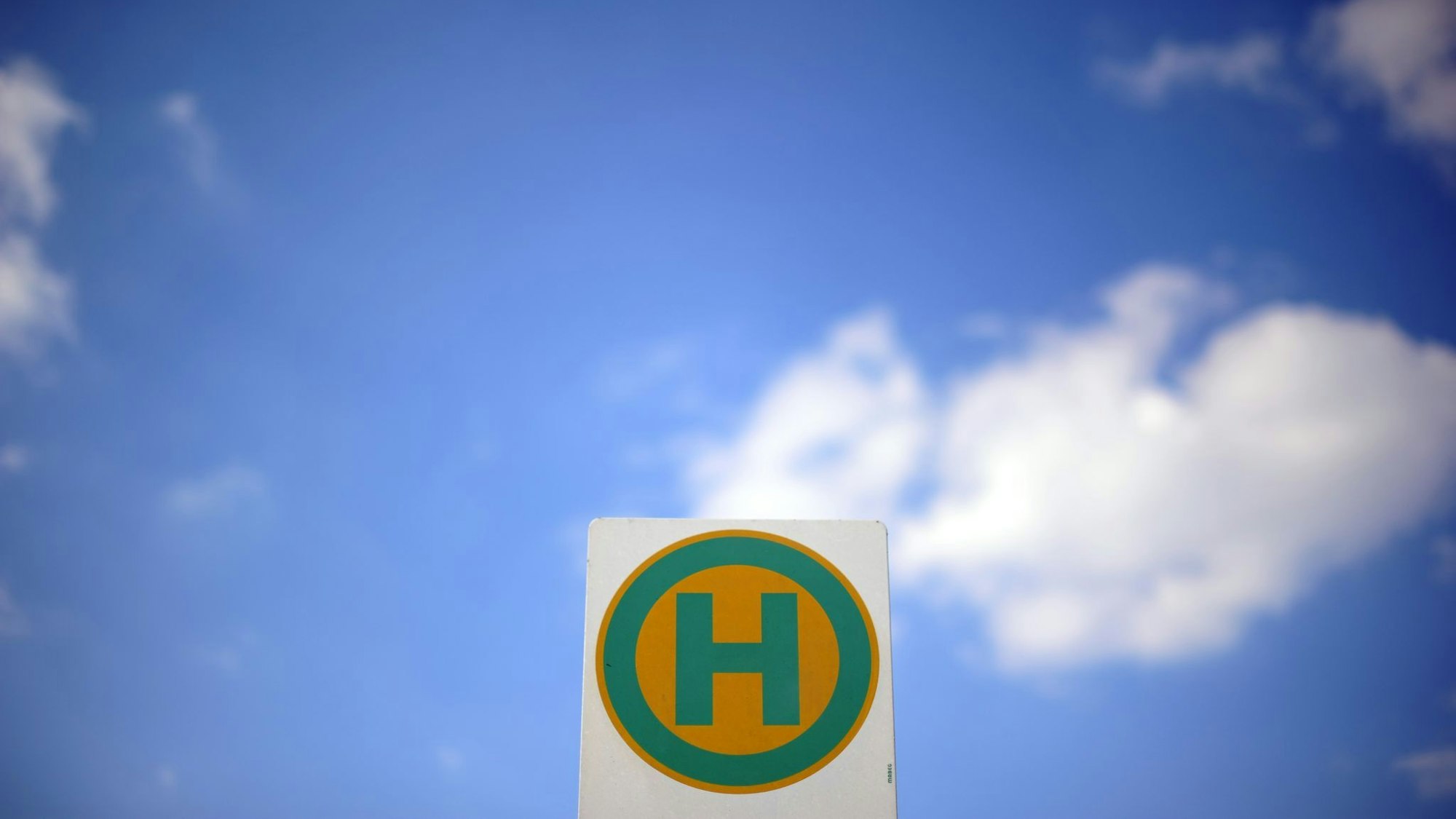 Eine neue App soll mit Angeboten wie Rufbussen oder Anruf-Sammeltaxis besonders in ländlichen Regionen die Mobilität in NRW verbessern. (Symbolbild)