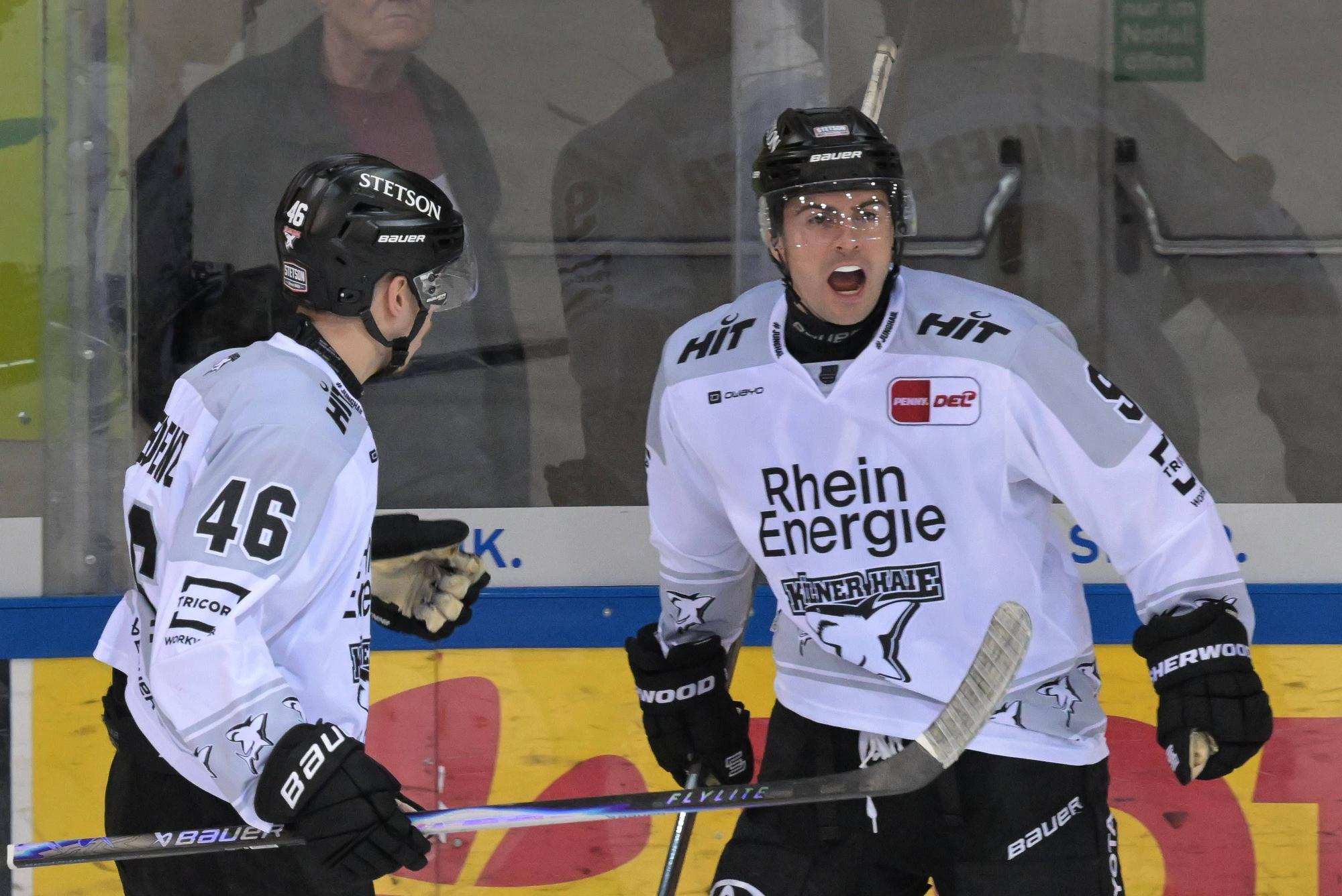 Maximillian Kammerer (r.) jubelt nach seinem Treffer zum 2:0 in Bremerhaven.