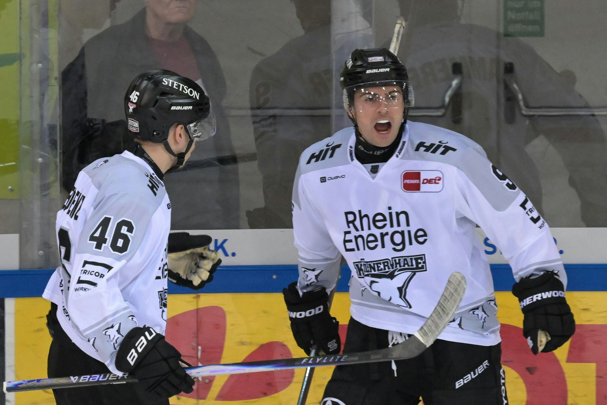 Maximillian Kammerer (r.) jubelt nach seinem Treffer zum 2:0 in Bremerhaven.