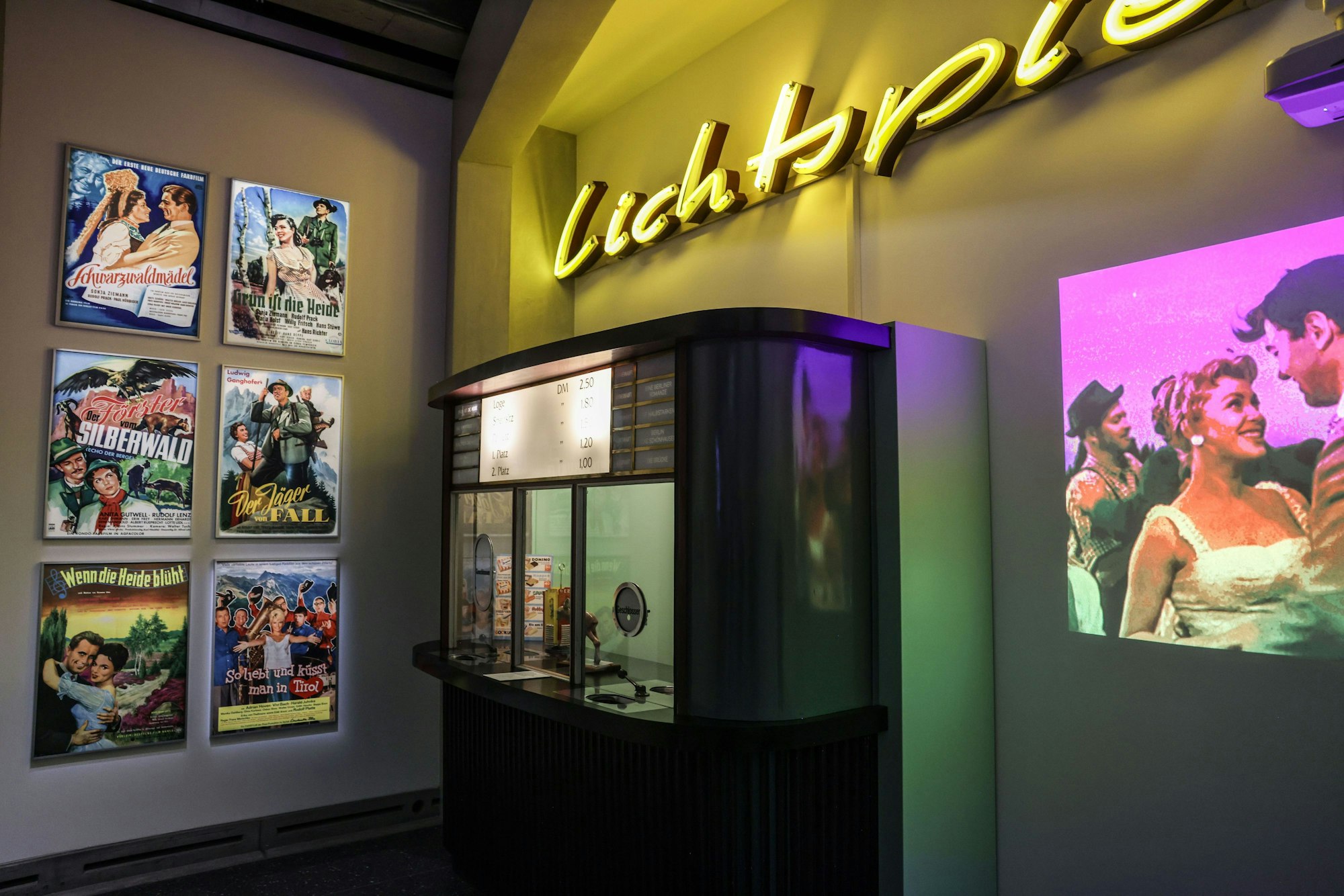 Eine historische Kinokasse und Filmplakate sind im Haus der Geschichte zu sehen.