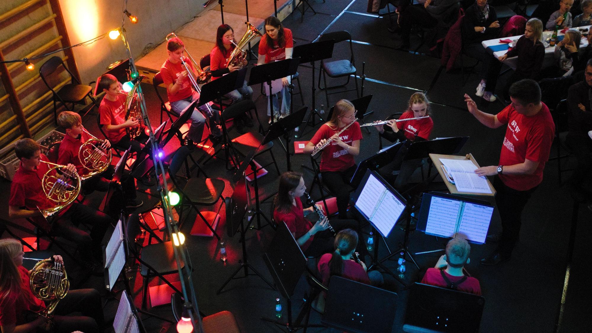 Hoffnungsvoll: Beim Konzert der beiden Nachwuchs-Orchester der Schützenkapelle Wipperfeld erklangen klassische Weihnachtslieder und unverwüstliche Popsongs wie „Last Christmas“.