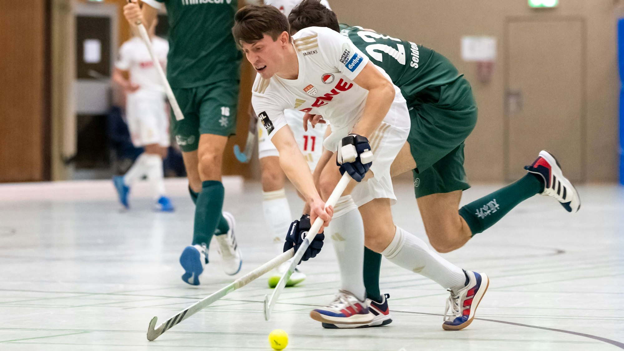 Deutschland, Mülheim, 13.01.2024, Sporthalle Lehnerstr. HTCU, Uhlenhorst Mülheim vs Rot-Weiss Köln - Halle 1. Bundesliga Herren, Jonas Seidemann Uhlenhorst Mülheim, Maximilian Siegburg Rot-Weiss Köln in action Mülheim Sporthalle Lehnerstr. HTCU Deutschland *** Germany, Mülheim, 13 01 2024, Sporthalle Lehnerstr HTCU , Uhlenhorst Mülheim vs Rot Weiss Köln Halle 1 Bundesliga Herren, Jonas Seidemann Uhlenhorst Mülheim , Maximilian Siegburg Rot Weiss Köln in action Mülheim Sporthalle Lehnerstr HTCU Germany eu-images-721