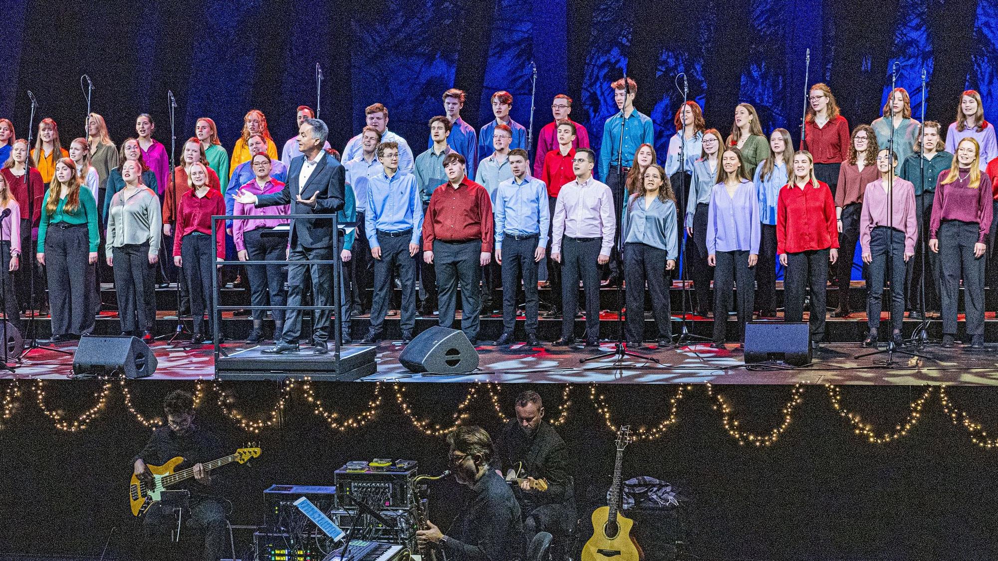 Alle mitsingen: Michael Kokott, der Jugendchor St. Stephan und seine Band laden oft das Publikum ein.