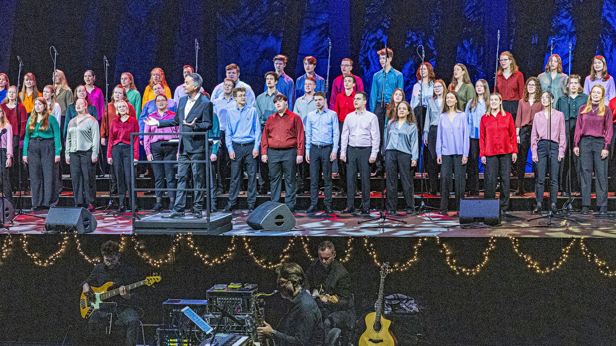 Alle mitsingen: Michael Kokott, der Jugendchor St. Stephan und seine Band laden oft das Publikum ein.