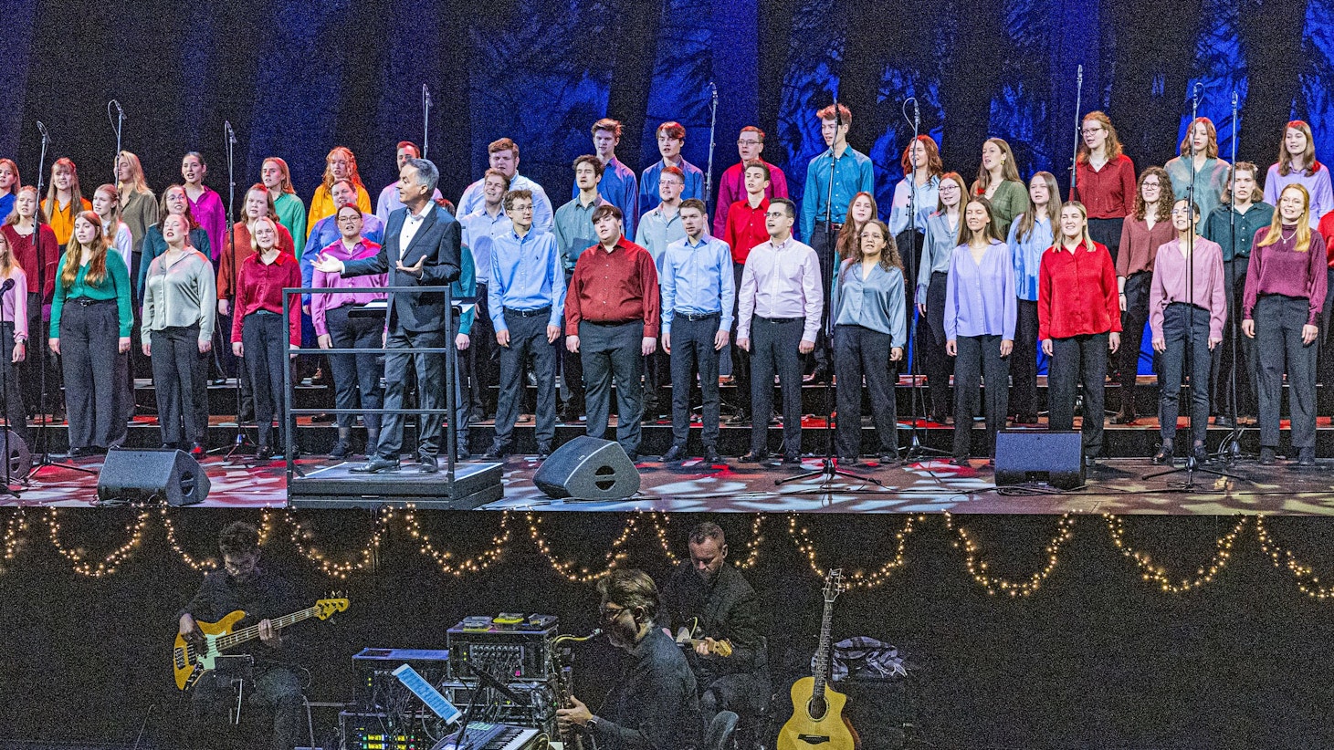 Alle mitsingen: Michael Kokott, der Jugendchor St. Stephan und seine Band laden oft das Publikum ein.