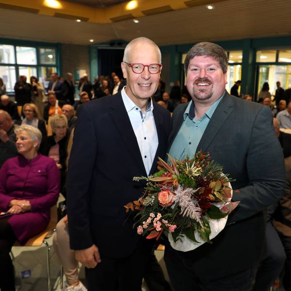 Dr. Hermann-Josef Tebroke (l.) Stellung. Sein Nachfolger wurde Maurice Winter (r.) stehen mit einem Blumenstrauß nebeneinander beim Kreisparteitag der CDU Rhein-Berg.