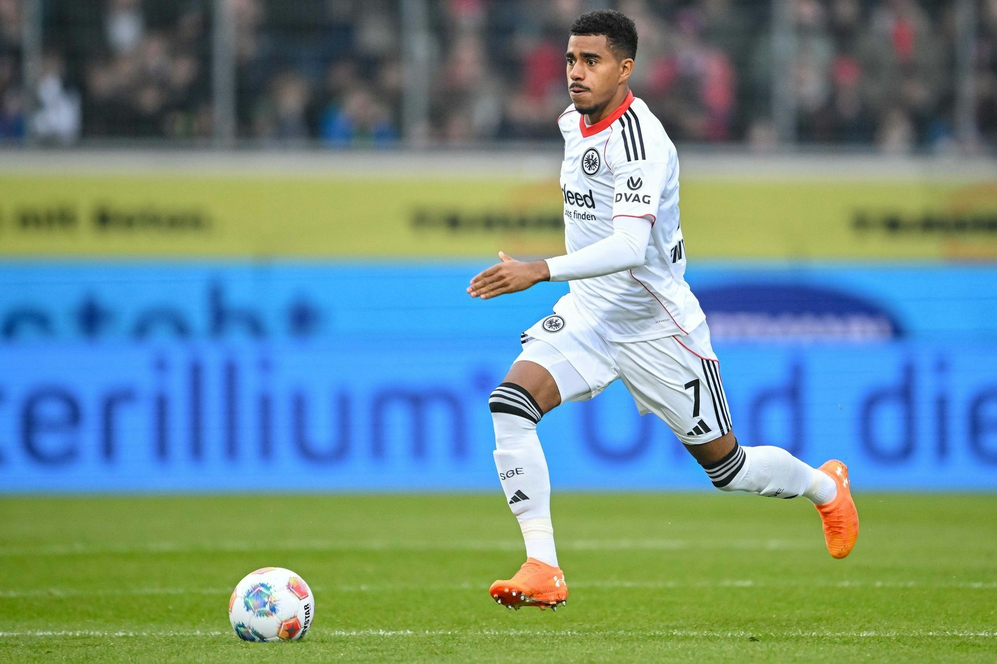 Ansgar Knauff meldete sich nach einer Erkältung vor dem Champions-League-Spiel gegen Barcelona wieder fit. (Archivbild)