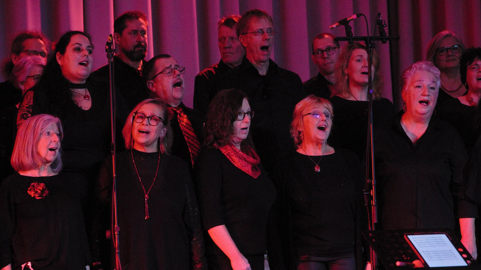 Topaktuell: Der HeartChor Hunstig ist spezialisiert auf Popsongs und bot im Drabenderhöher Stadtteilhaus ein Kontrastprogramm.