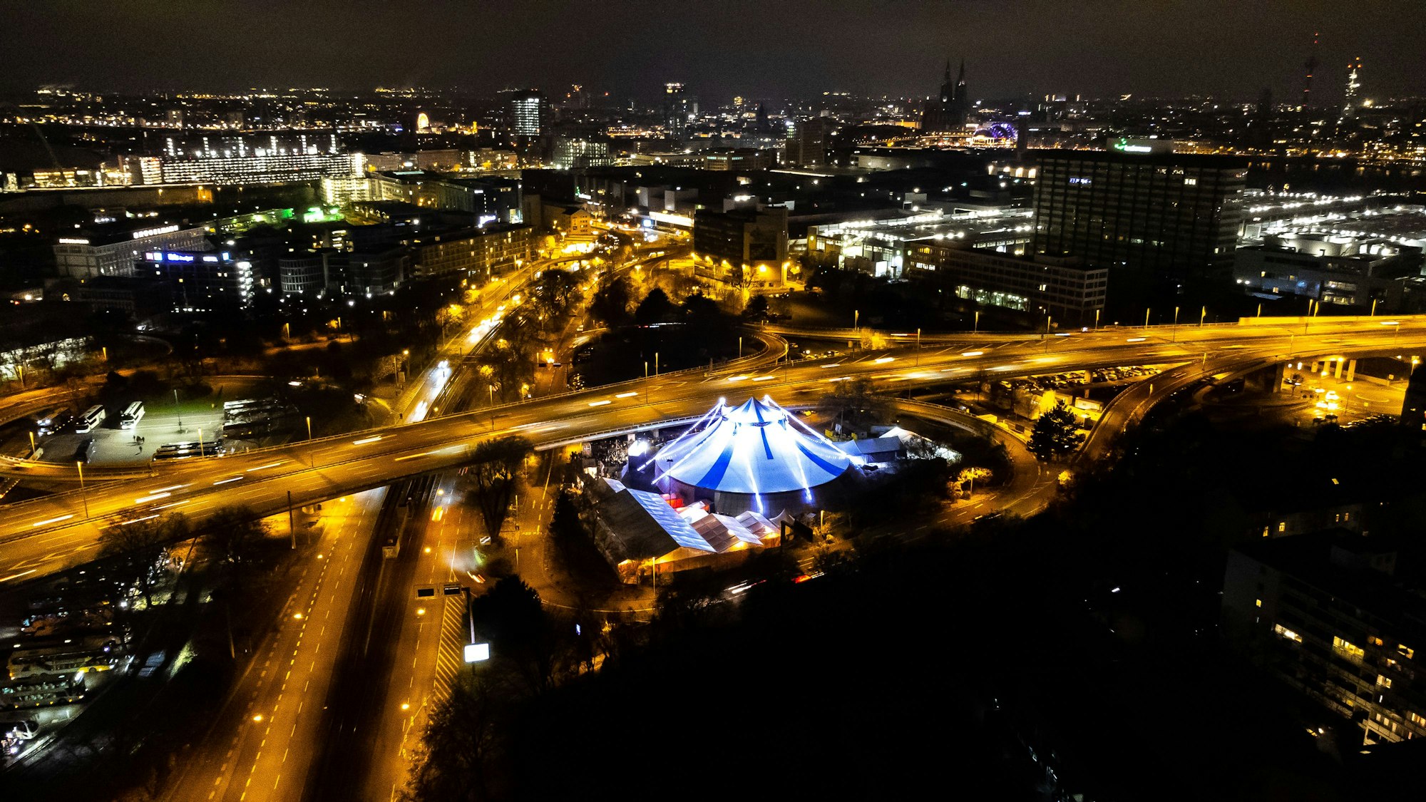 Bild vom Palastzeltstadt des Kölner Weihnachtscircus an der Zoobrücke von oben