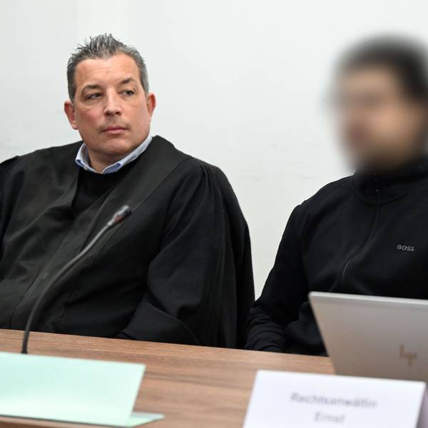 Sermet A. (24) mit Verteidiger Wolf Bonn beim Auftakt seines Strafprozesses im Kölner Landgericht