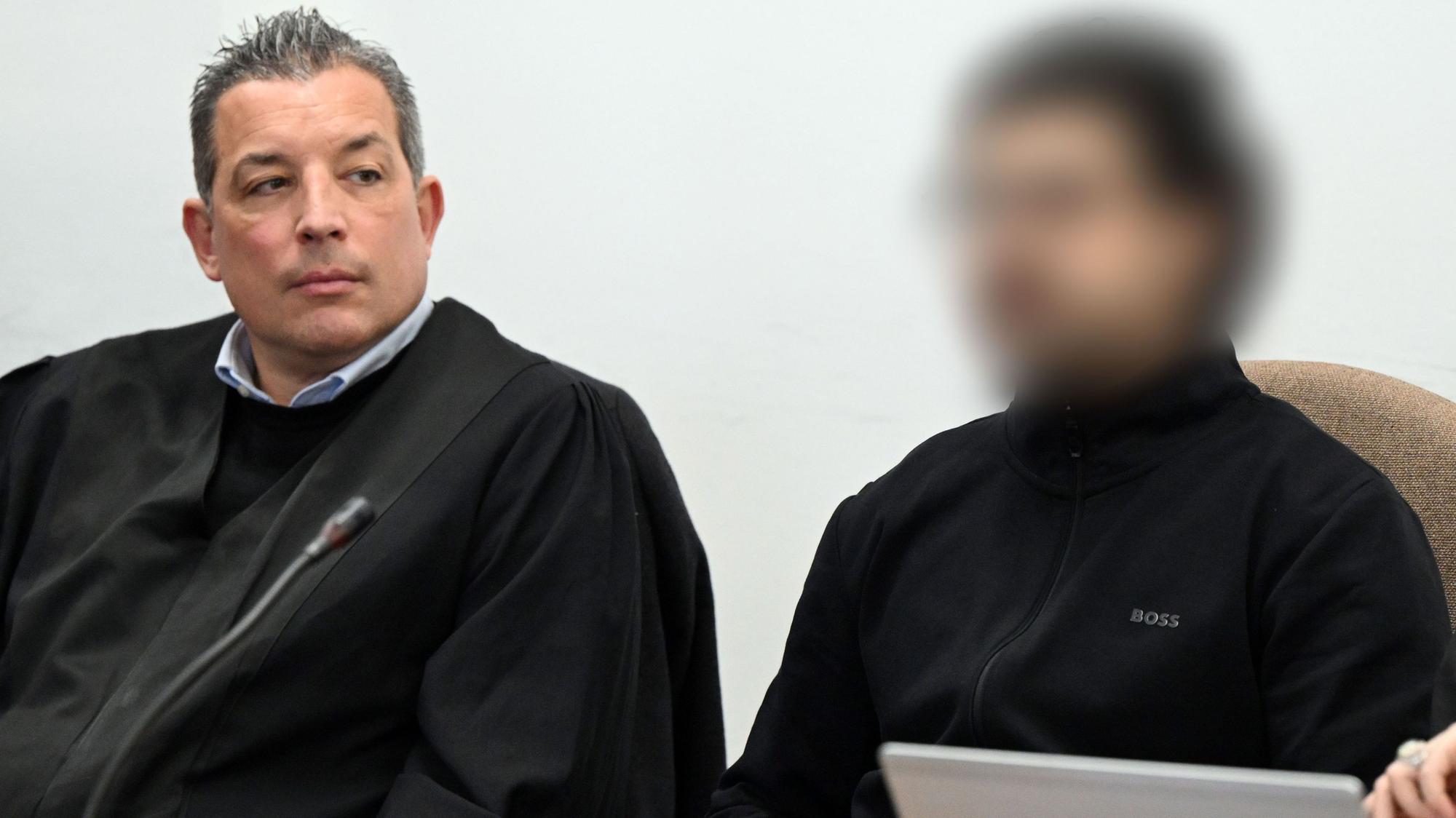 Sermet A. (24) mit Verteidiger Wolf Bonn beim Auftakt seines Strafprozesses im Kölner Landgericht