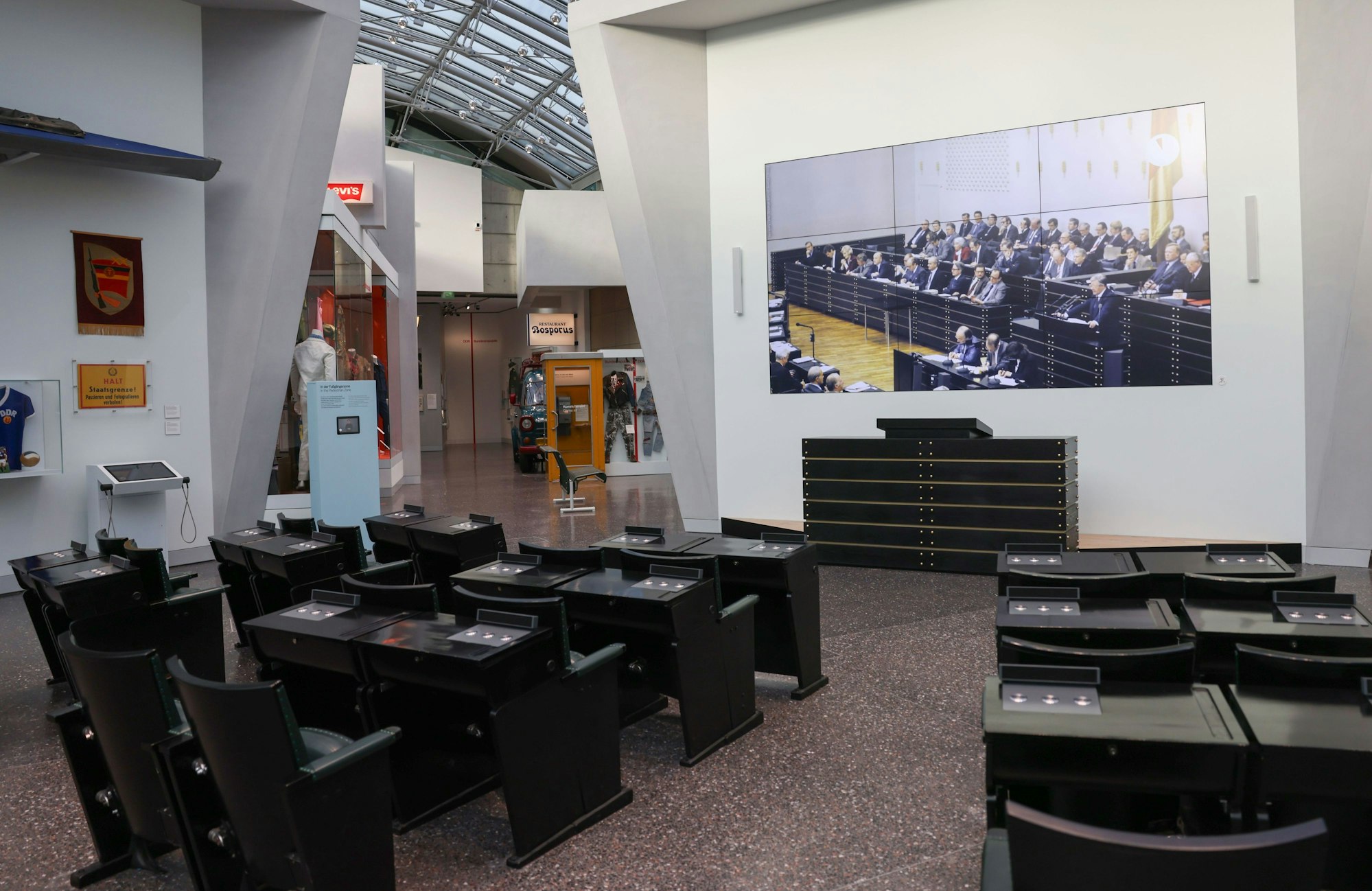 Das Haus der Geschichte eröffnet seine neu gestaltete Dauerausstellung.