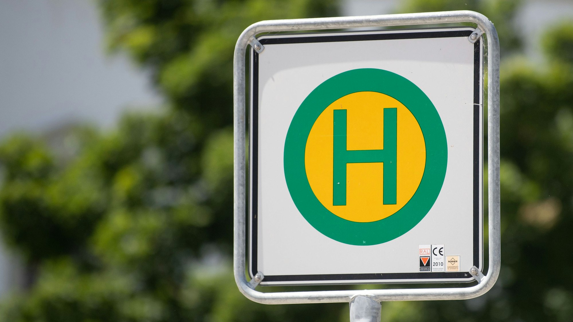 Ein Schild weist auf eine Bushaltestelle hin.