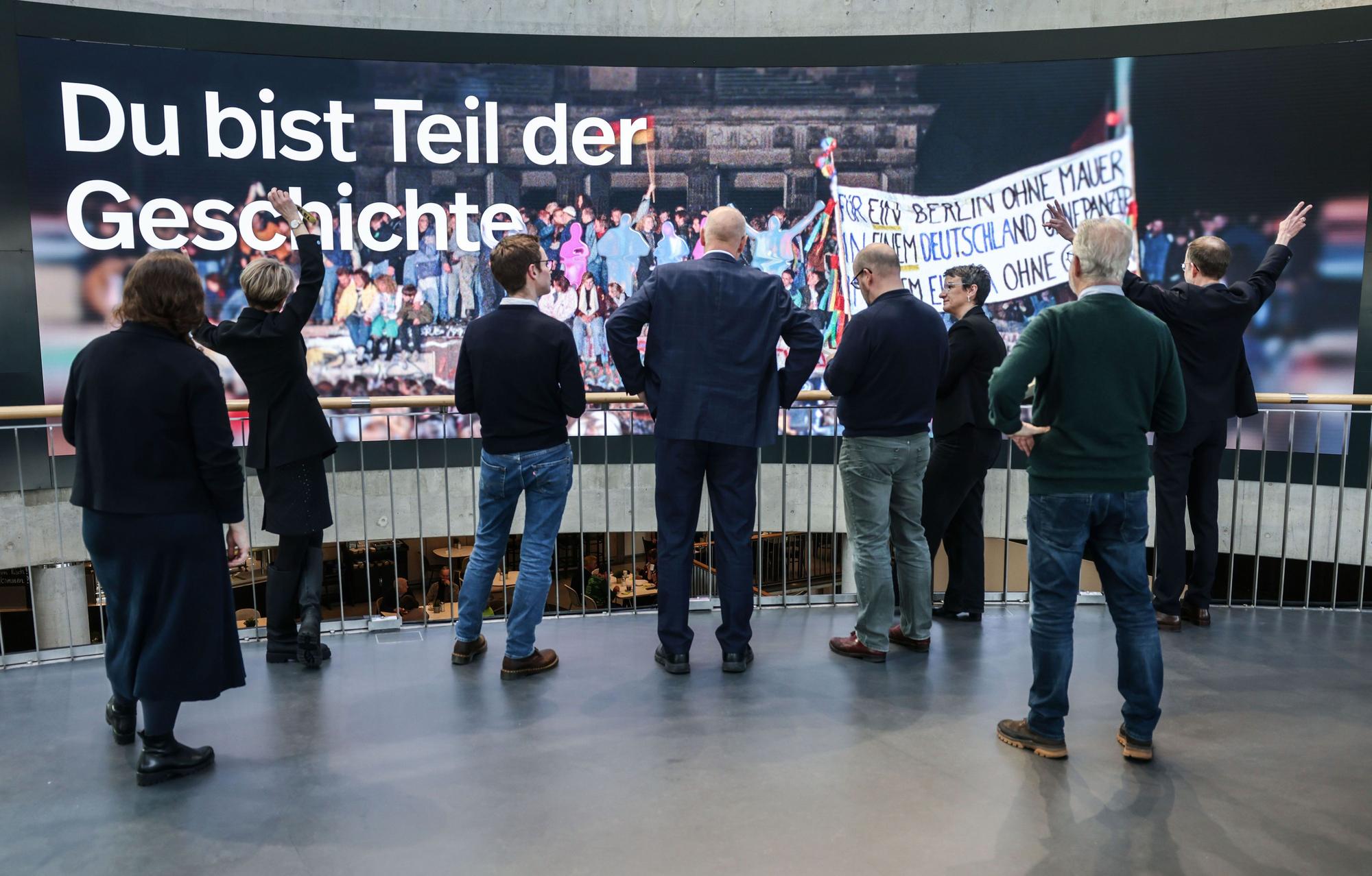 Der neue Slogan „Du bist Teil der Geschichte“ ist im Haus der Geschichte auf einer Videowand zu sehen.