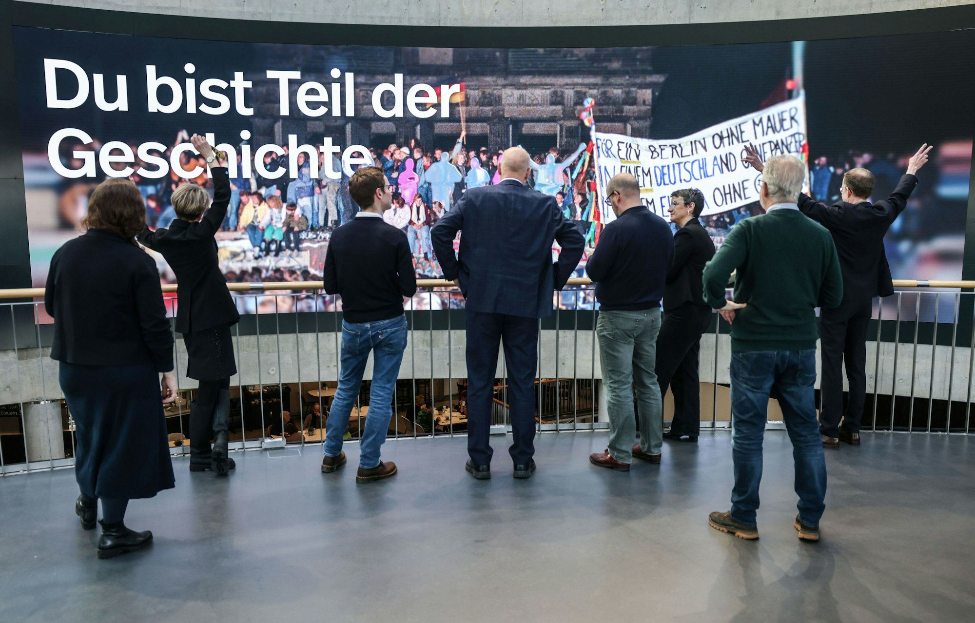Der neue Slogan „Du bist Teil der Geschichte“ ist im Haus der Geschichte auf einer Videowand zu sehen.