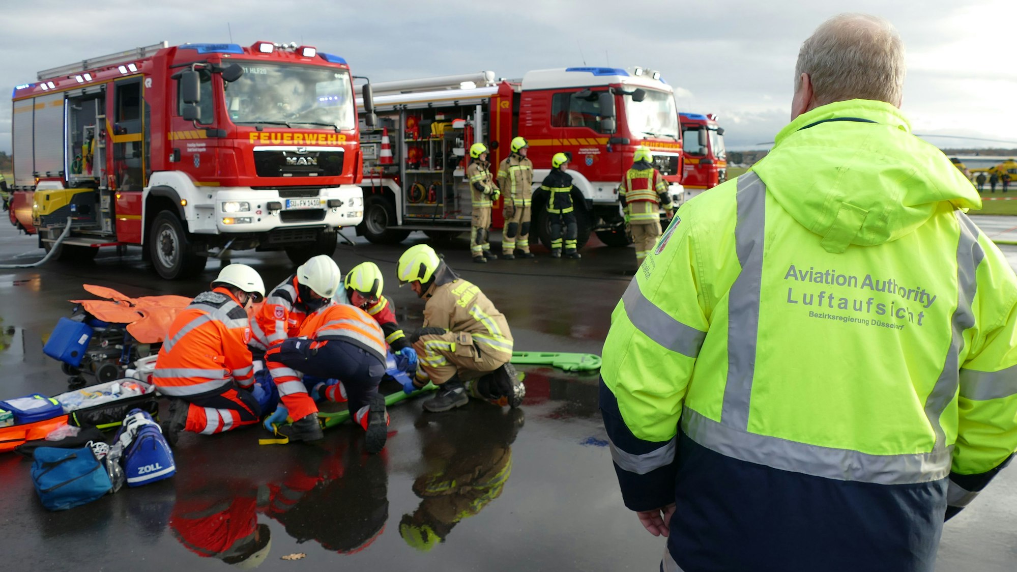 Mitarbeiter der Luftaufsicht der Bezirksregierung Düsseldorf beobachten die Übung.
