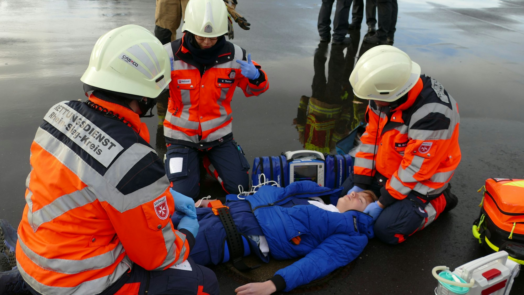 Rettungskräfte behandeln einen Verletztendarsteller.
