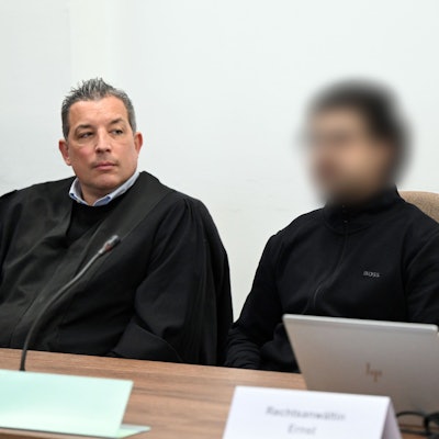 Der Angeklagte Sermet A. (M.) äußert sich vorerst nicht zu den ihm zur Last gelegten Vorwürfen.