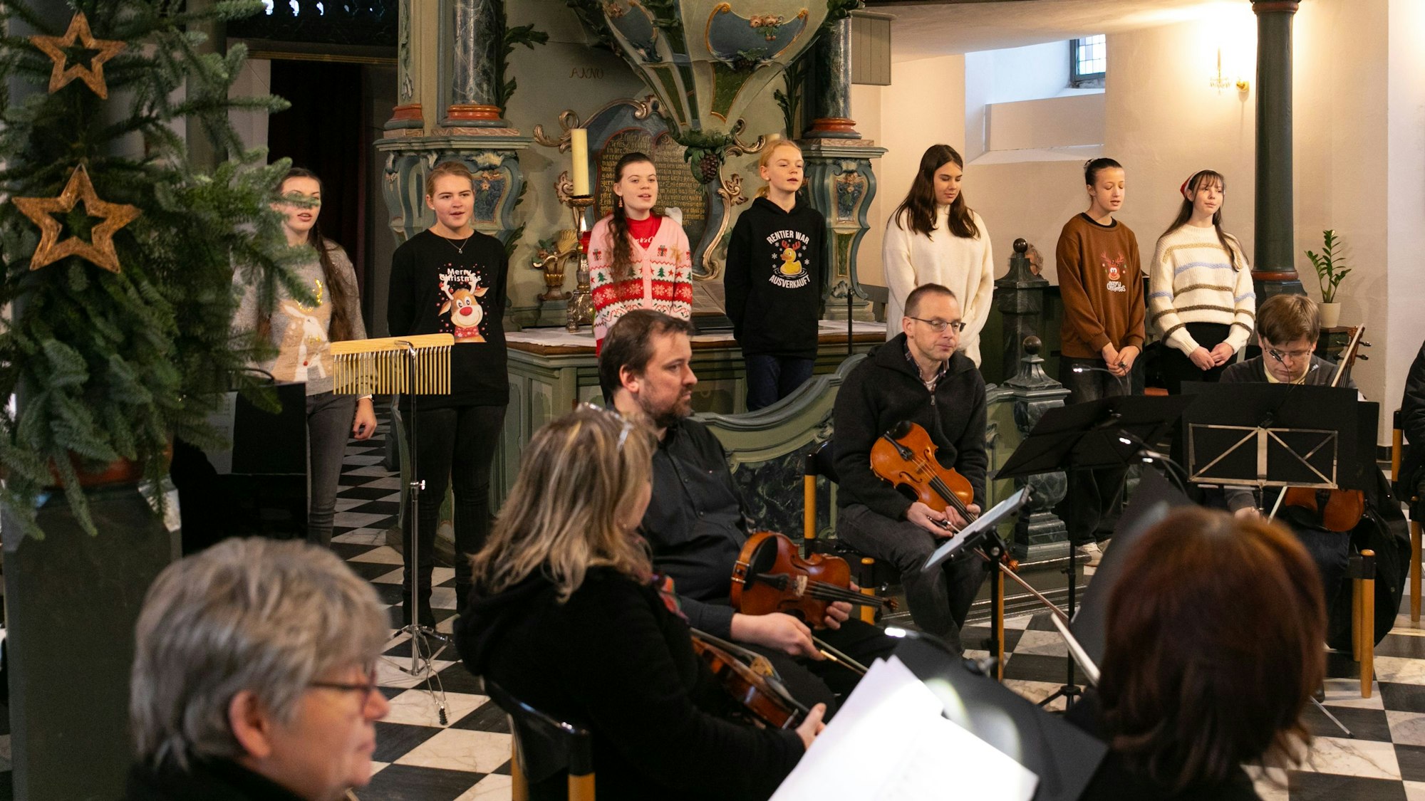 Kunterbunt: Beim Konzert mit dem Kammerorchester Waldbröl in der Eckenhagener Barockkirche trug der Kinderchor Steinaggertal Christmas-Sweater.