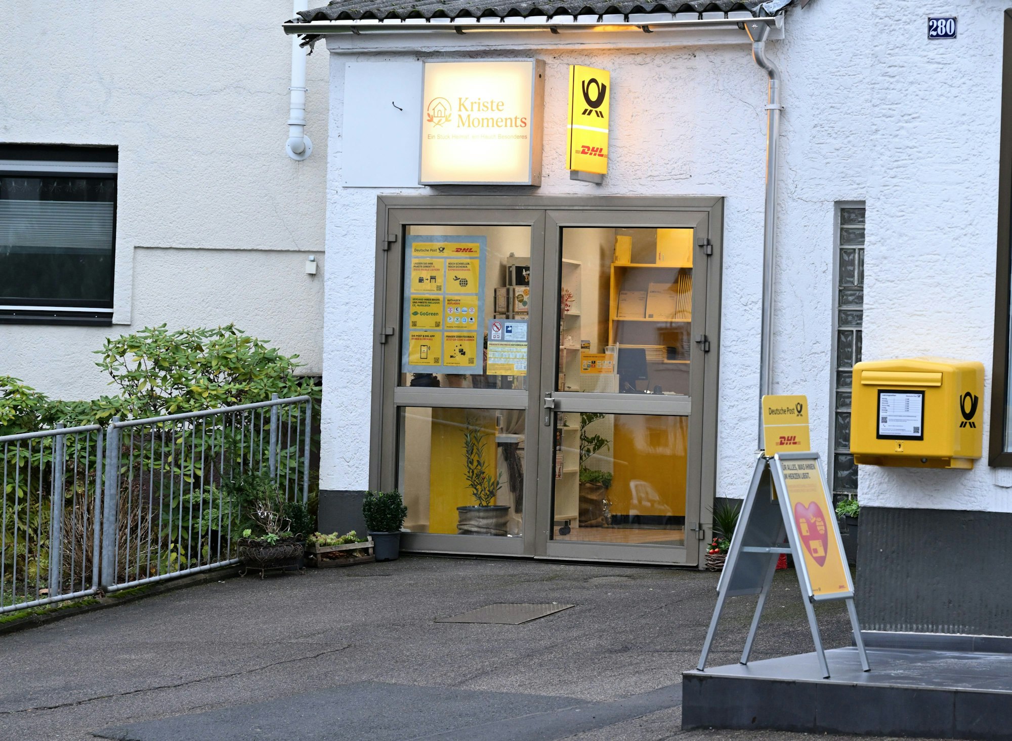 Pünktlich zum Start der Post-Partnerfiliale in der Ortsmitte Forsbach wurde vor dem Eingang auch ein neuer Briefkasten anmontiert.