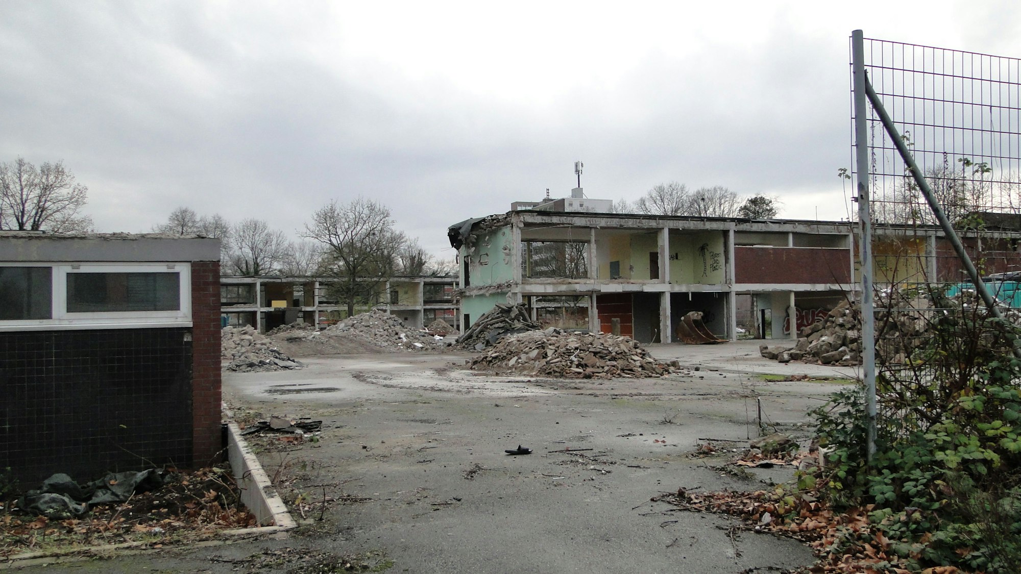 Mehrere der früheren Schulgebäude sind bereits teilweise abgetragen.