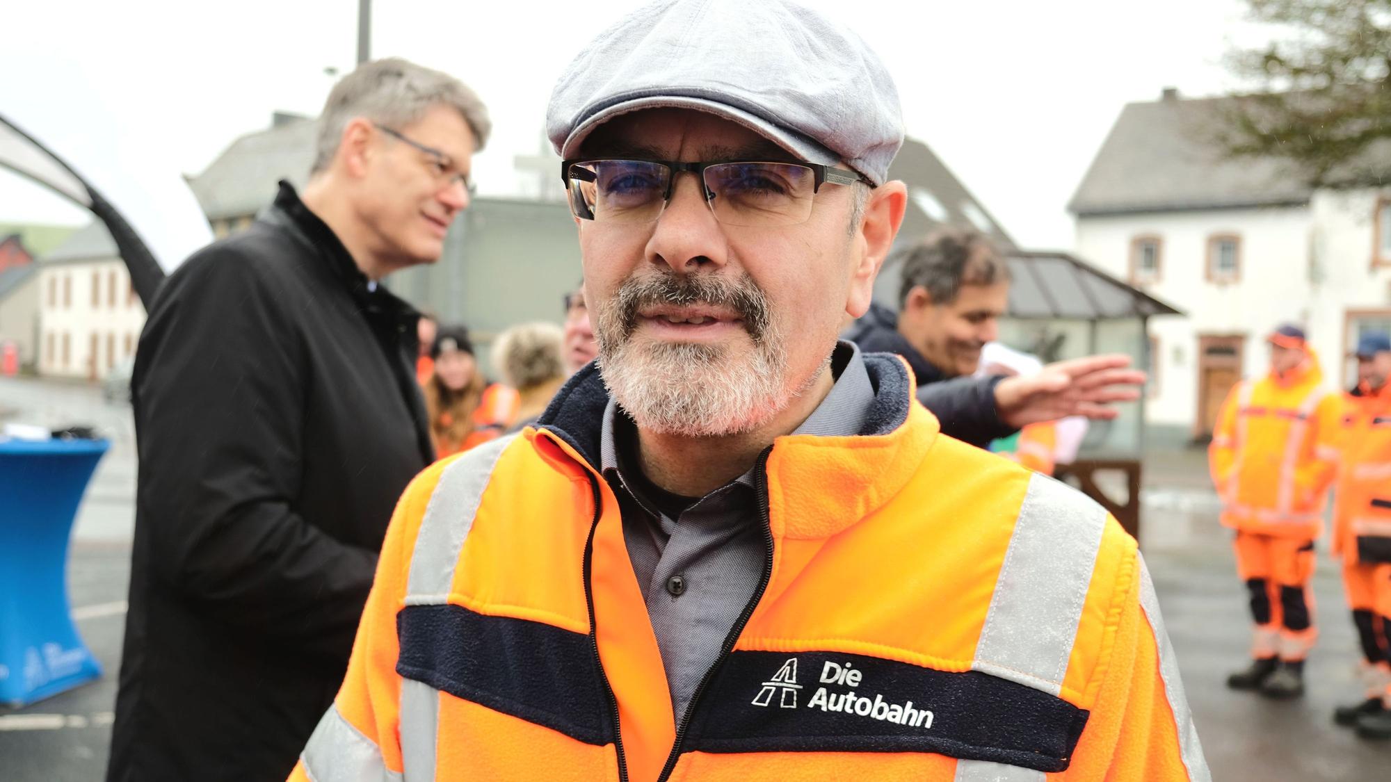 Anastasios Mpasios, Leiter der Niederlassung Euskirchen der Autobahn GmbH des Bundes, beim Ortstermin in Dreis-Brück. Links hinter ihm Bundesminister Patrick Schnieder.