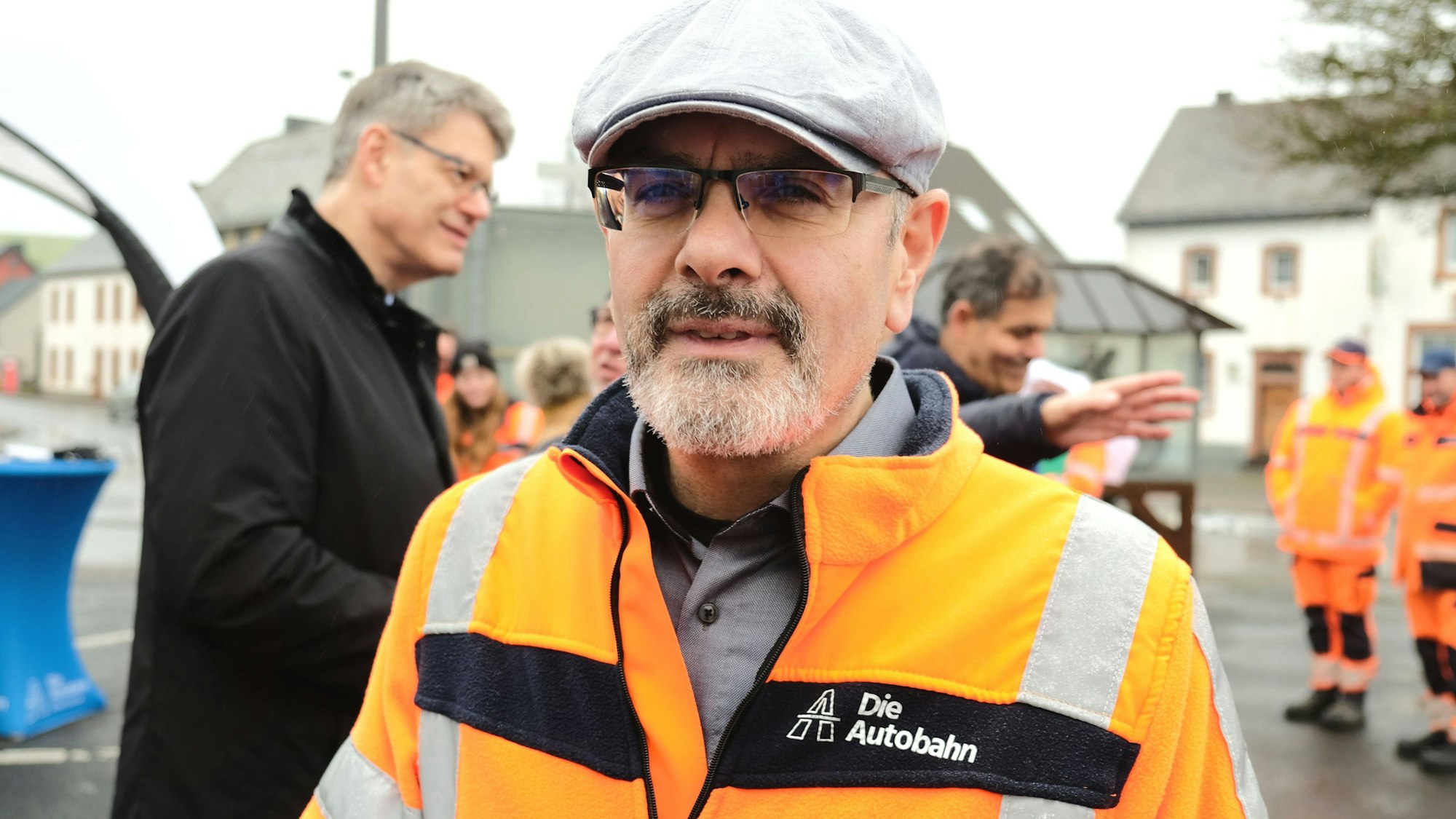 Anastasios Mpasios, Leiter der Niederlassung Euskirchen der Autobahn GmbH des Bundes, beim Ortstermin in Dreis-Brück. Links hinter ihm Bundesminister Patrick Schnieder.
