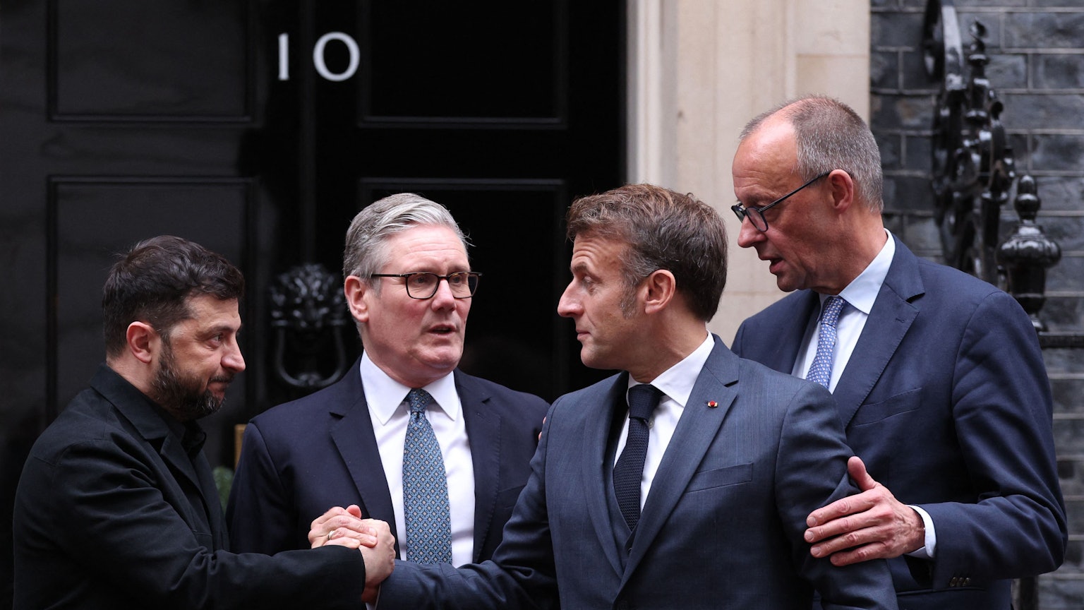 Ringen um Lösungen und um Einfluss: Wolodymyr Selenskyj (von links), Keir Starmer, Emmanuel Macron und Friedrich Merz.