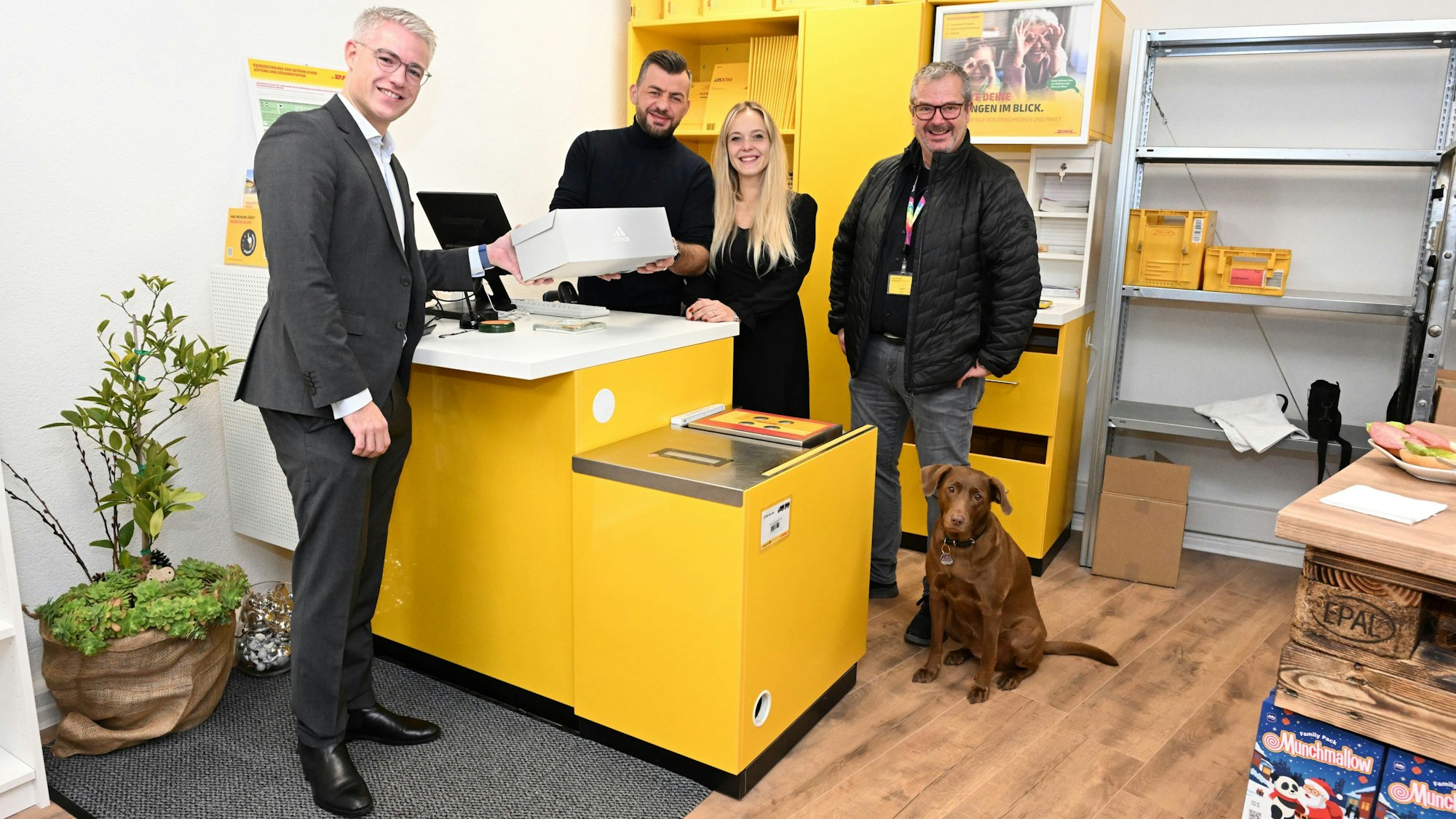 Am ersten Öffnungstag hatten die Inhaber Zlatan und Melisa Kriste (2. und 3. von links) in ihrem Geschäft mit Post-Partnerfiliale in Rösrath-Forsbach Besuch von Bürgermeister Yannick Steinbach (links) und Martin Pfeiffer von der Deutschen Post (rechts).