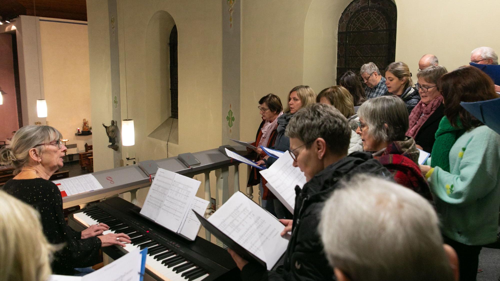 Feierlich: Der katholische Kirchenchor hatte in Eckenhagen zu einem Mitsing-Projekt eingeladen. Es gab zwei gemeinsame Proben unter der Leitung von Susanne Kriesten. Den Abschluss bildete die musikalische Gestaltung der heiligen Messe am Samstag. Im Anschluss gab es die Möglichkeit zur Begegnung unter dem Kirchturm mit heißen Getränken.