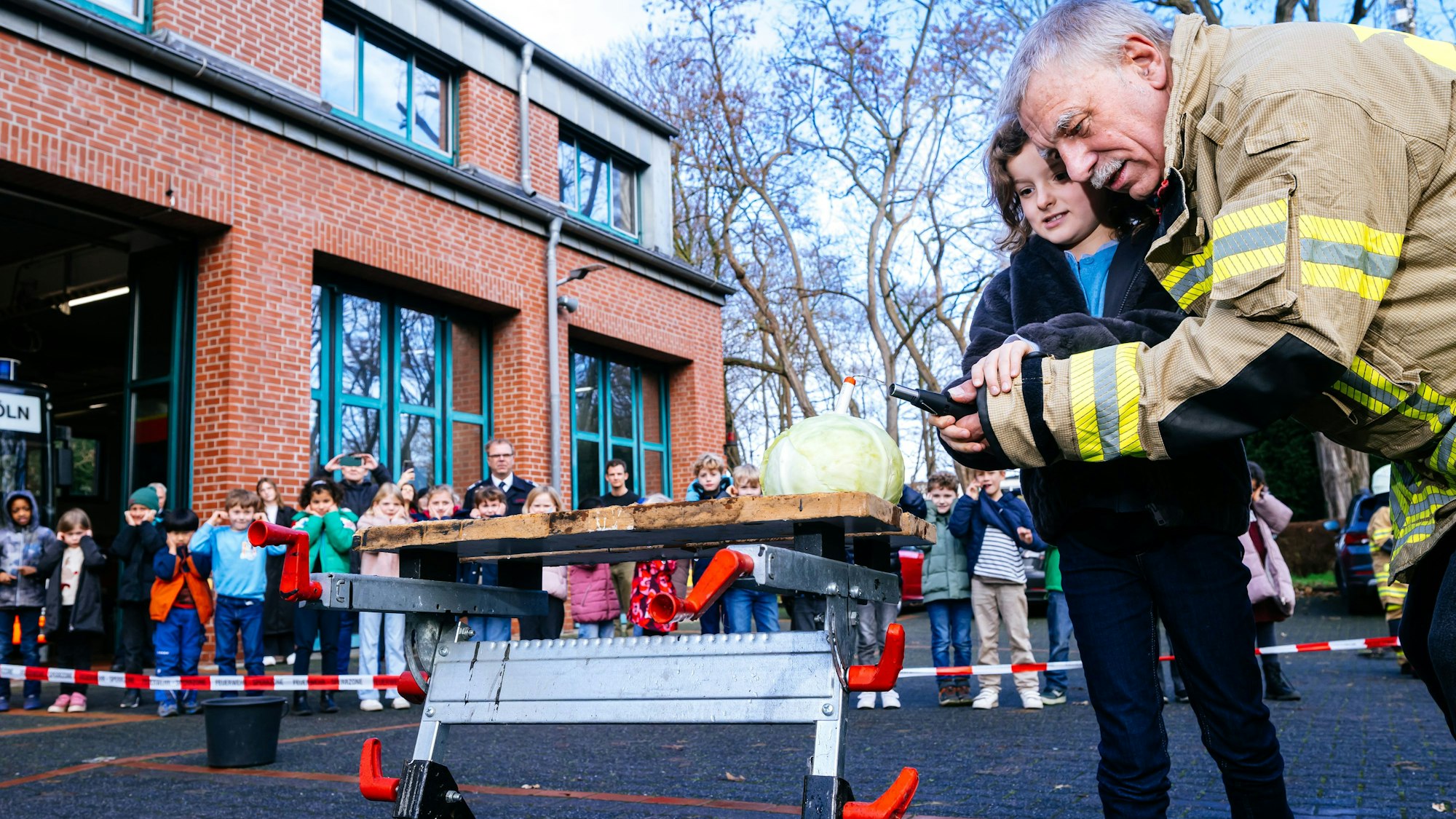 Die Sprengkraft eines „Polenböllers“ wurde unter der Aufsicht von Pyrotechniker Wolfgang Stabe an einem Kohlkopf demonstriert.