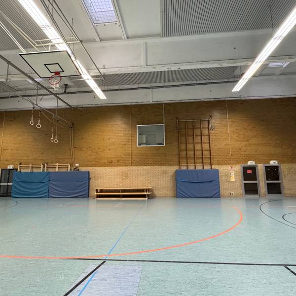 Eine leere Turnhalle.