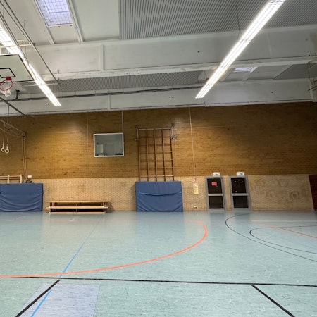 Eine leere Turnhalle.